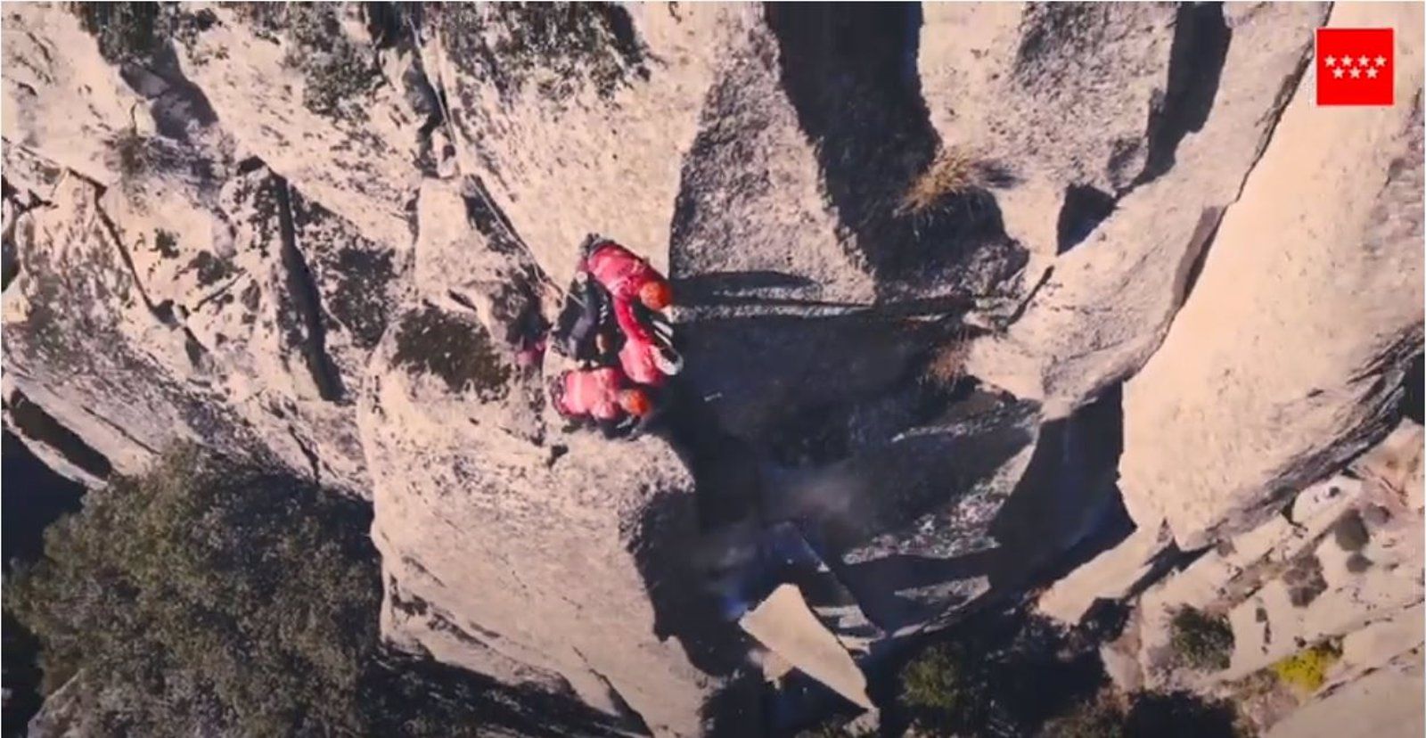 El GERA retira una roca inestable en la zona de escalada del Pico de la Miel