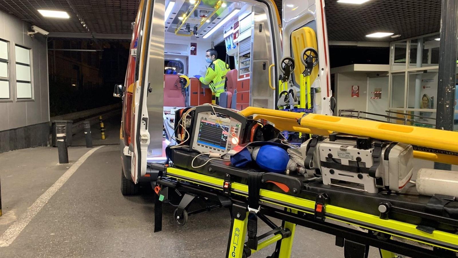 Trasladan al hospital en estado "muy grave" a una joven de 24 años tras un atropello en la Castellana