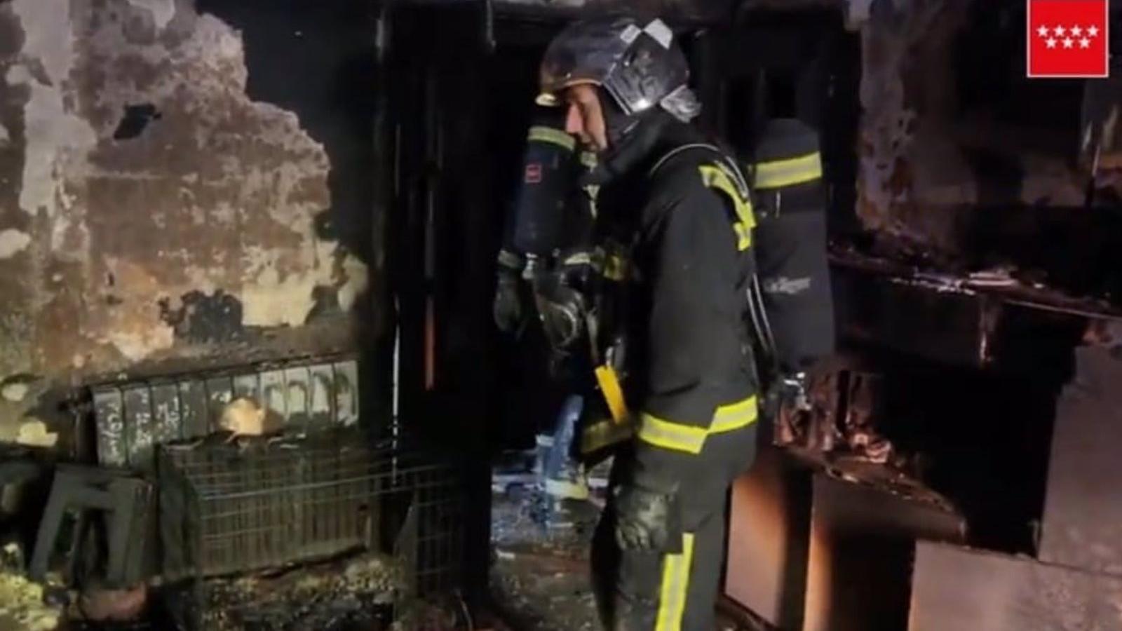 Rescatadas 25 personas e intoxicadas nueve al arder por completo una vivienda de un edificio de Alcalá