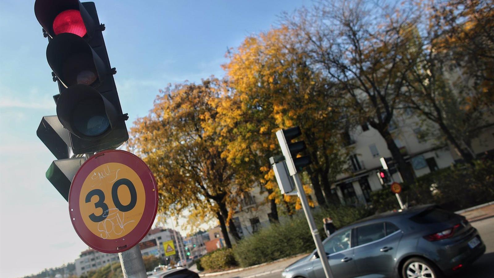 Condenan al Ayuntamiento de Madrid a pagar 668 euros a un conductor por deficiencias al tramitar sus multas de tráfico