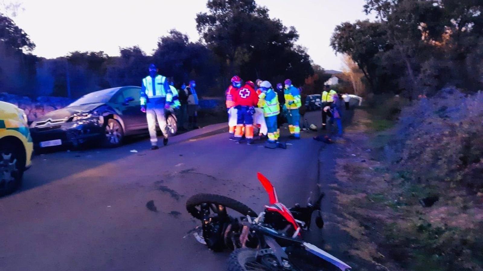 Heridos dos jóvenes de 17 años al colisionar con su motocicleta con un turismo en Colmenar del Arroyo