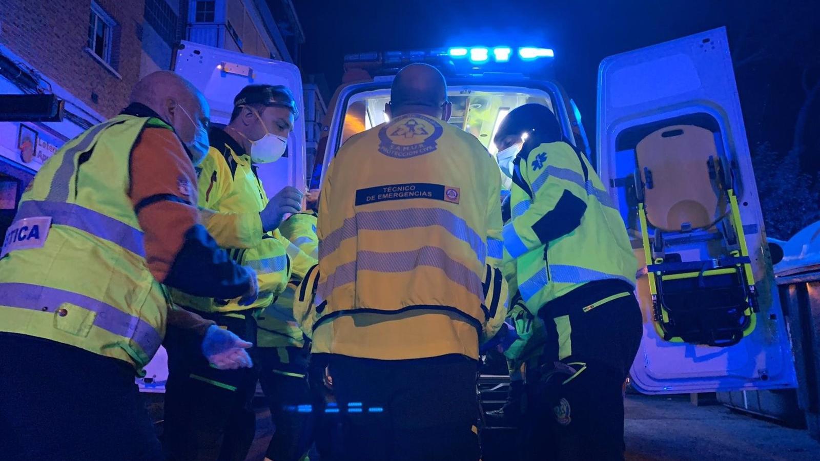 Dos heridos al colisionar su moto con un turismo en el cruce entre Francisco Silvela y Príncipe de Vergara