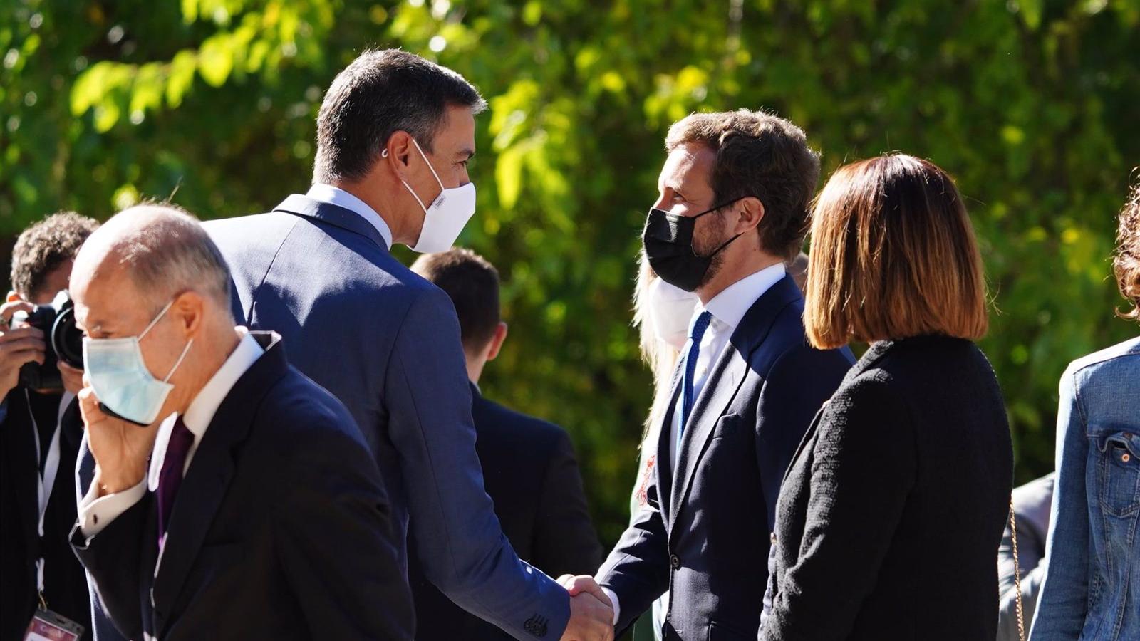 El PSOE baja pero sigue en cabeza porque el PP cae más en el primer barómetro tras la brecha con Ayuso