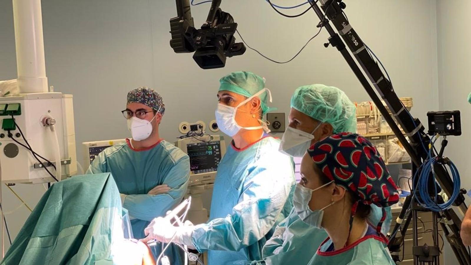 El Hospital Rey Juan Carlos muestra su conocimiento en artroscopia de hombro para evitar un implante de prótesis