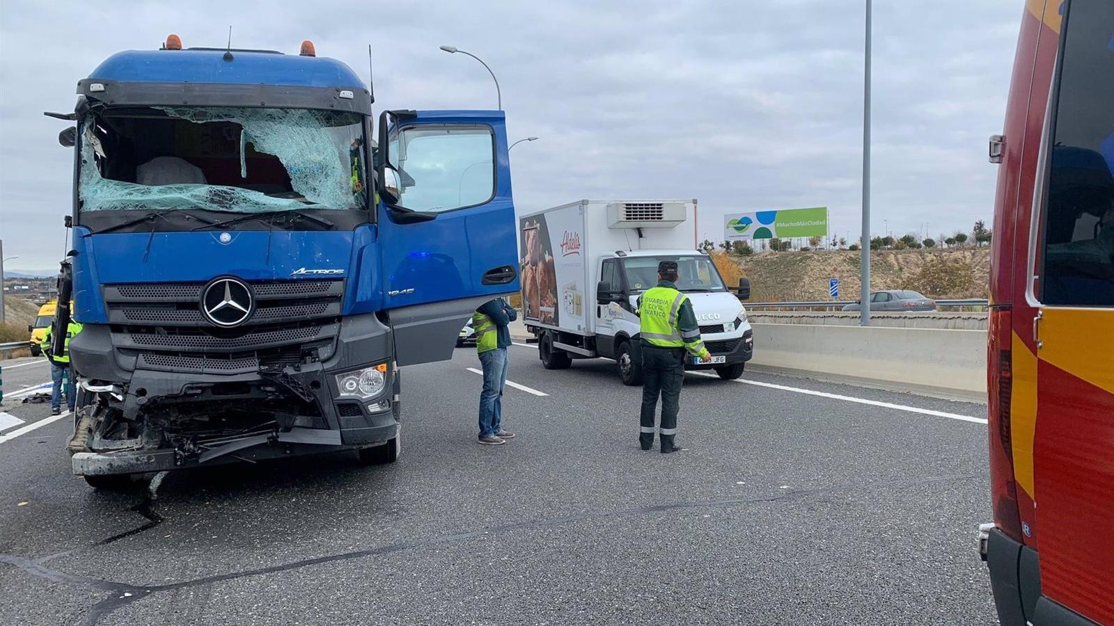 Herido muy grave al ser arrollado en la M-40 cuando revisaba una avería en su vehículo
