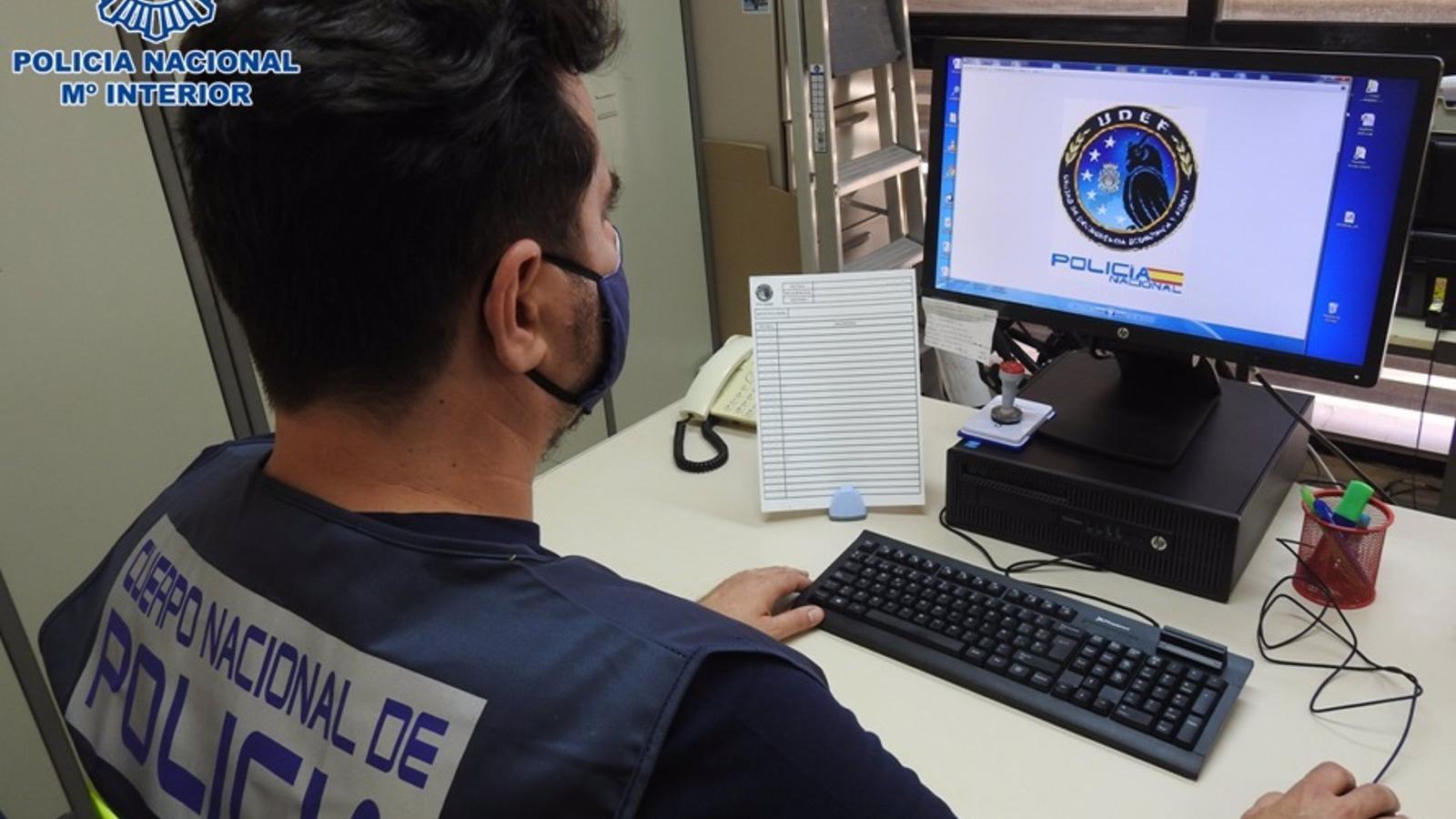 Detenidos en Melilla dos jóvenes por estafar por Internet a una mujer de Madrid simulando pertenecer a Correos