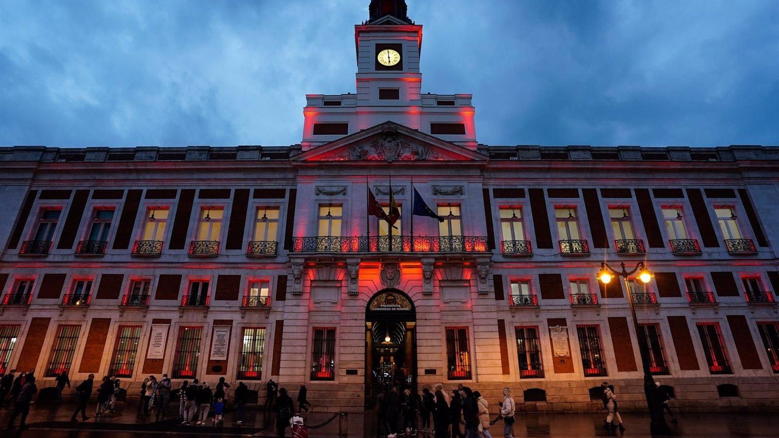 La Comunidad iluminó la fachada de la Real Casa de Correos en apoyo a los afectados por el síndrome 22q11