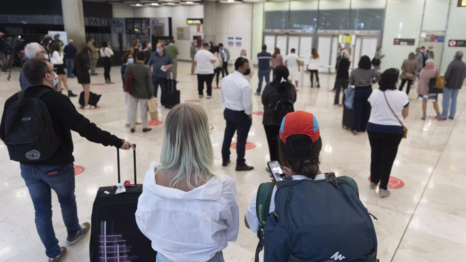 La Comunidad pide a Marlaska refuerzos en el control de pasaportes en el aeropuerto de Barajas
