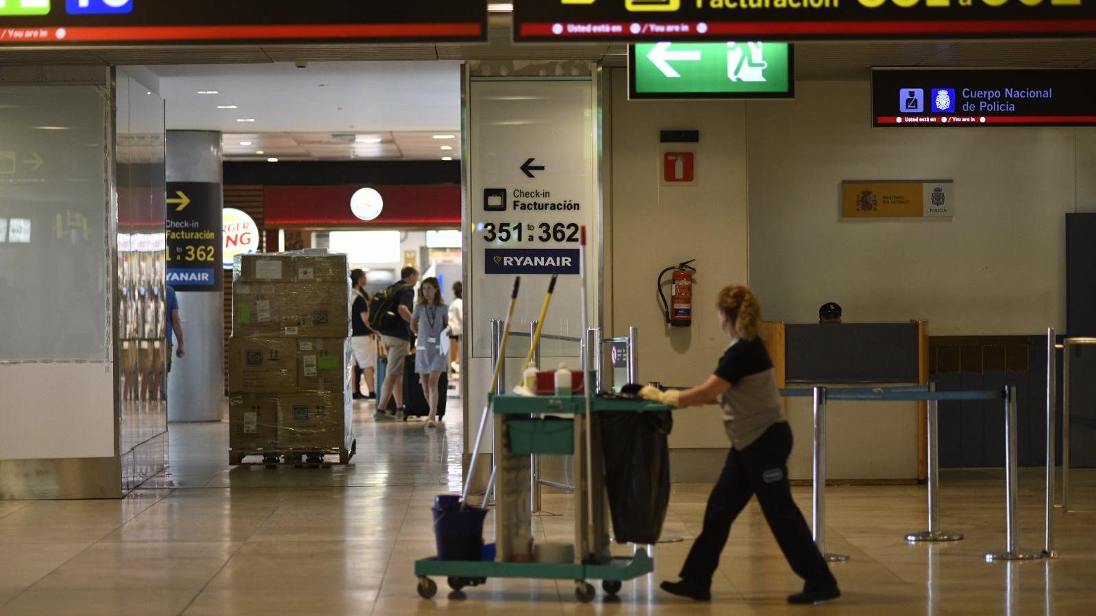 Convocada una huelga indefinida de limpieza en el aeropuerto de Madrid-Barajas desde el 12 de enero