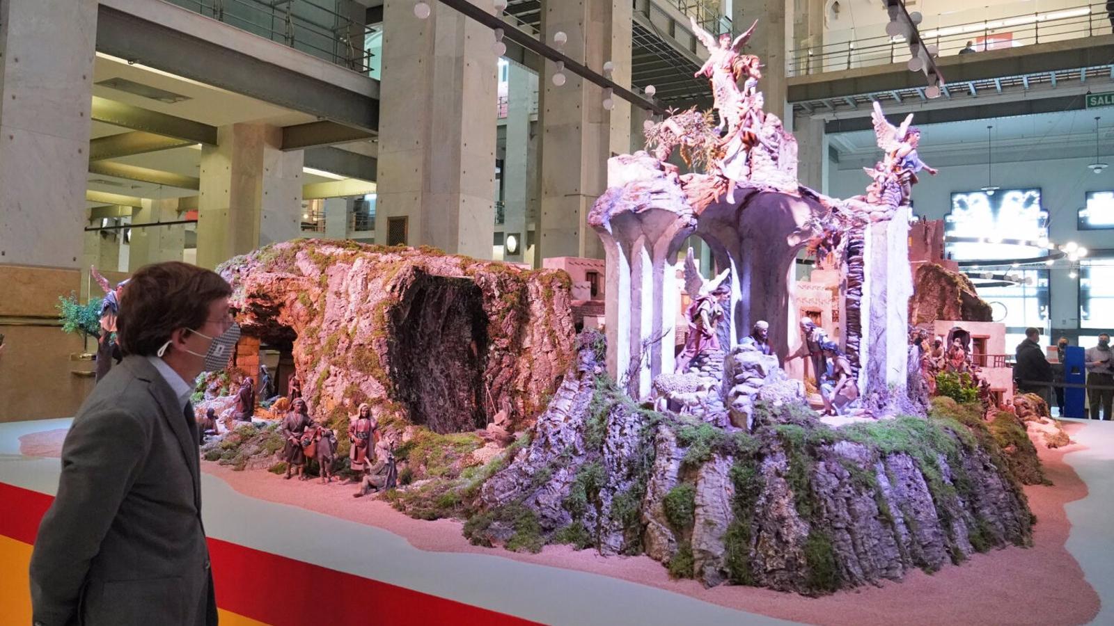 El belén de CentroCentro, compuesto por 200 figuras, inaugura la Navidad en Madrid