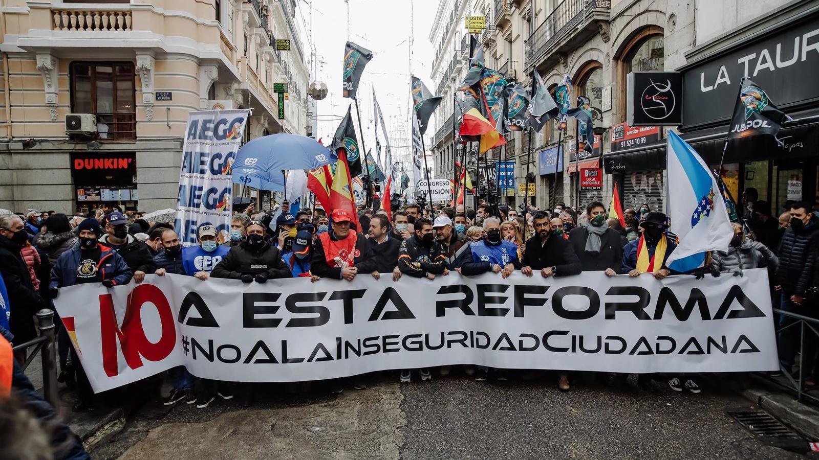 Policías y Guardias Civiles piden la dimisión de Marlaska