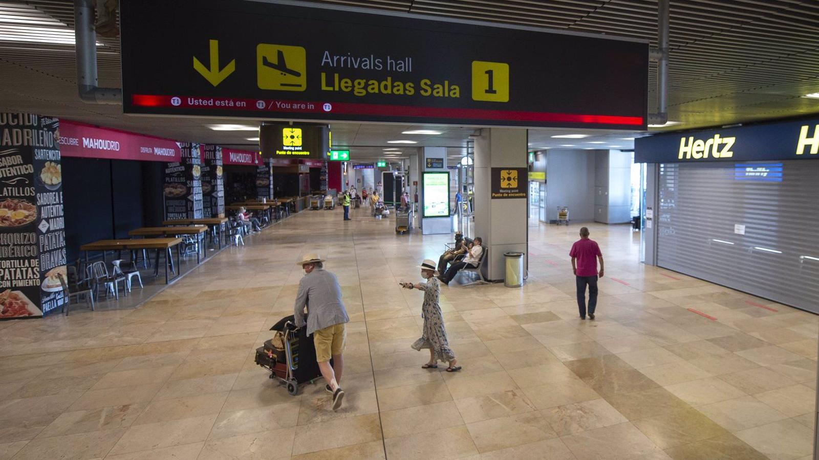 Zapatero ve "primordial" un "buen control" en Barajas y plantea una PCR negativa con carácter general