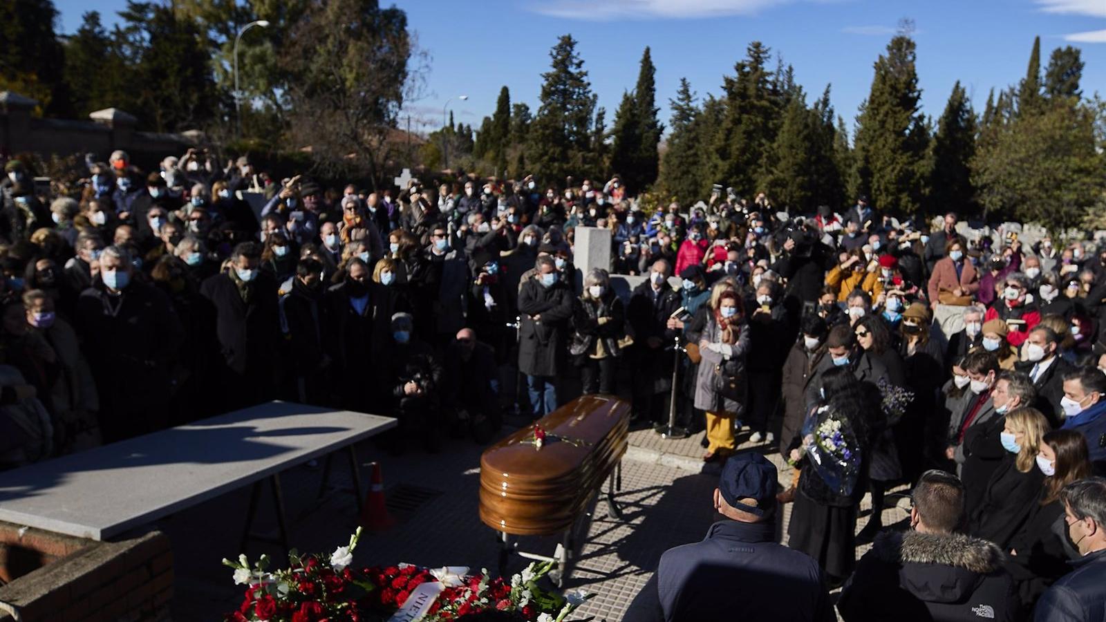 El entierro de Almunena Grandes en Madrid reúne a políticos, familiares y lectores con libros, carteles y flores