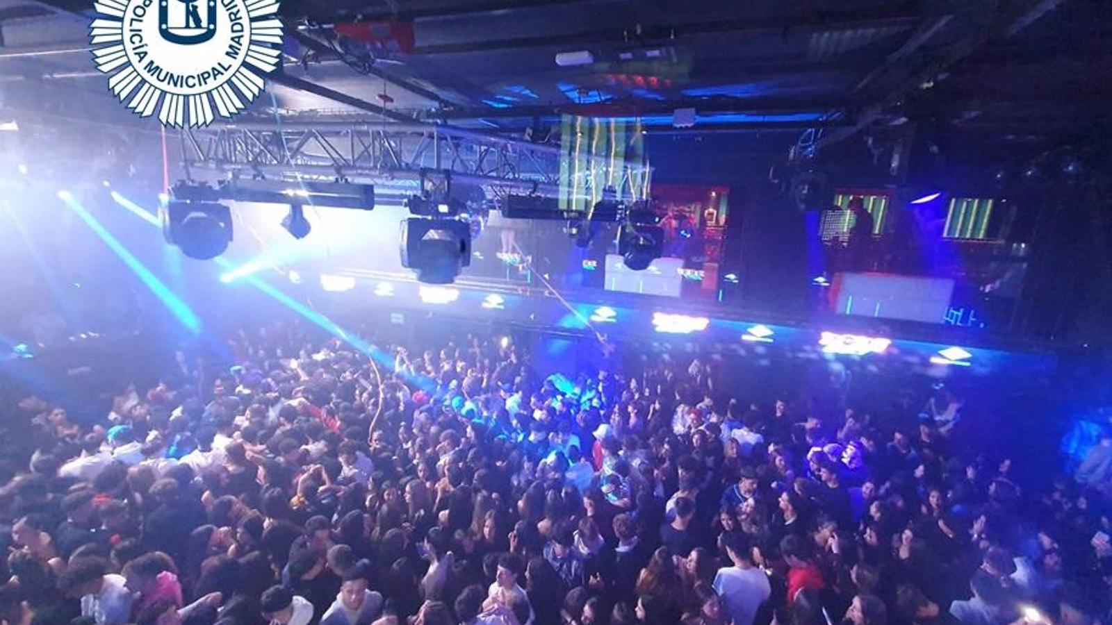 La Policía Municipal denuncia a la sala Cool por encontrar a 20 menores fumando y 500 personas más sin mascarilla