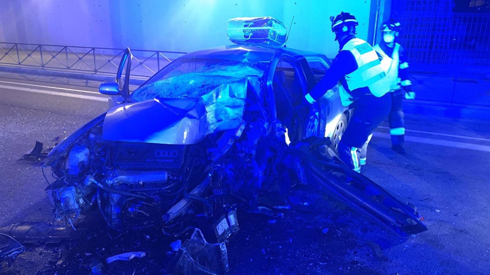 Dos heridos tras chocar con su coche contra una pilar de un puente de Arganzuela