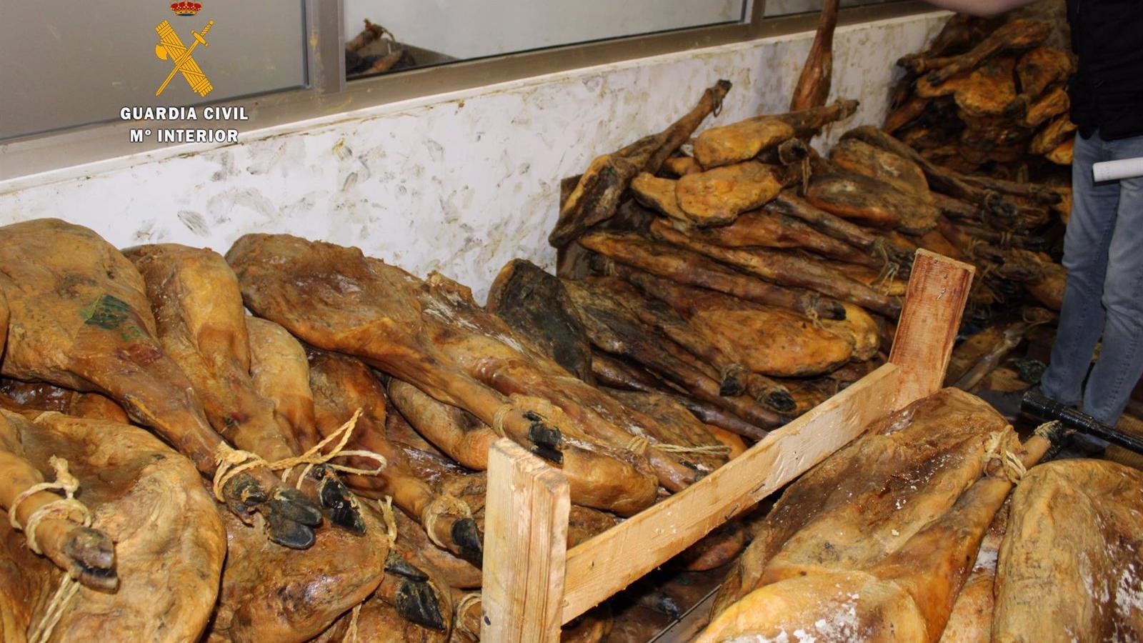 Roban 200 jamones con un butrón en un almacén de Getafe