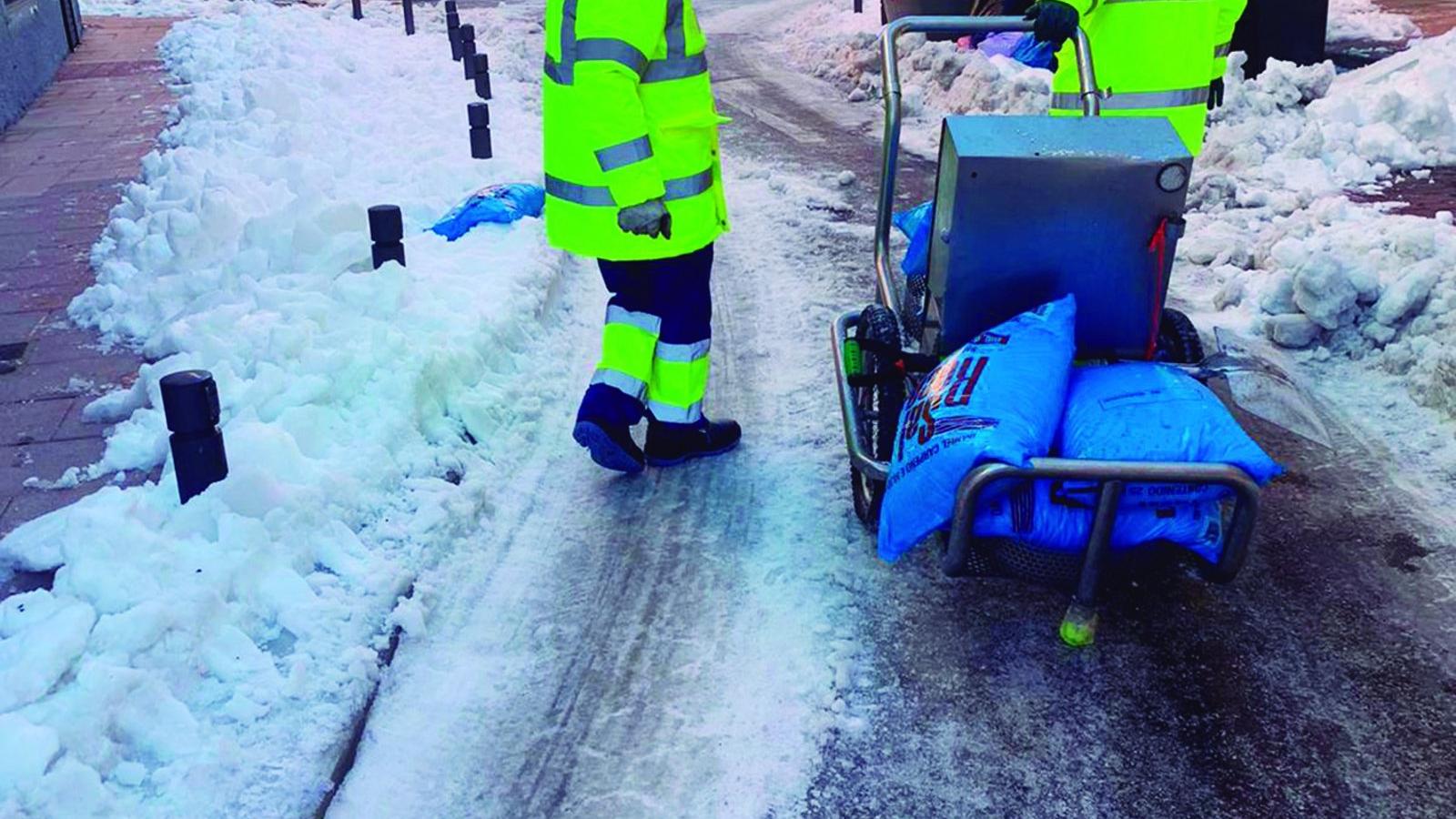 Más de 400 toneladas de sal, seis cuchillas quitanieves y 800 personas para afrontar la temporada de nieve en Alcobendas