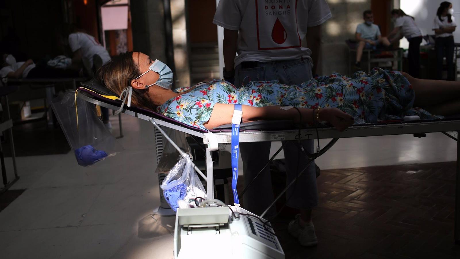 El Centro de Transfusión pide donaciones de sangre para evitar la caída de reservas en el puente