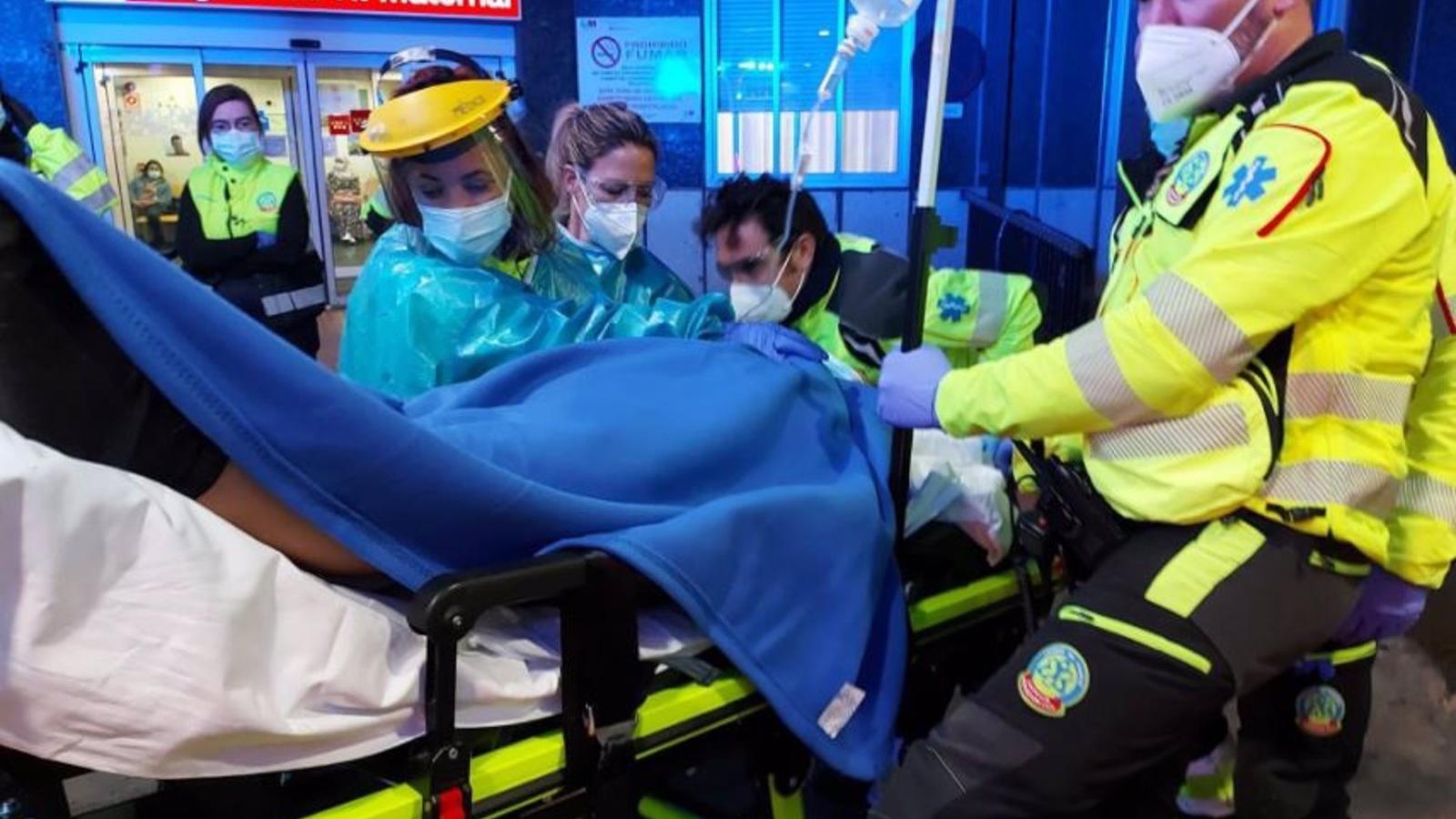 Una mujer de 36 años se pone de parto en la ambulancia que iba a trasladarle al Hospital de La Paz