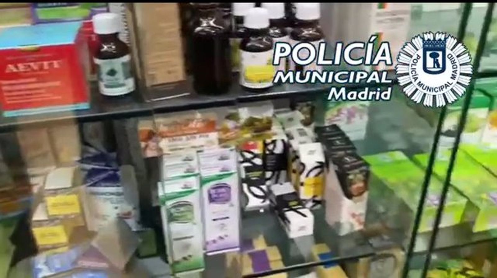 Requisan cuatro armas prohibidas y 18.000 medicamentos y cosméticos ilegales que se vendían en una tienda de Usera