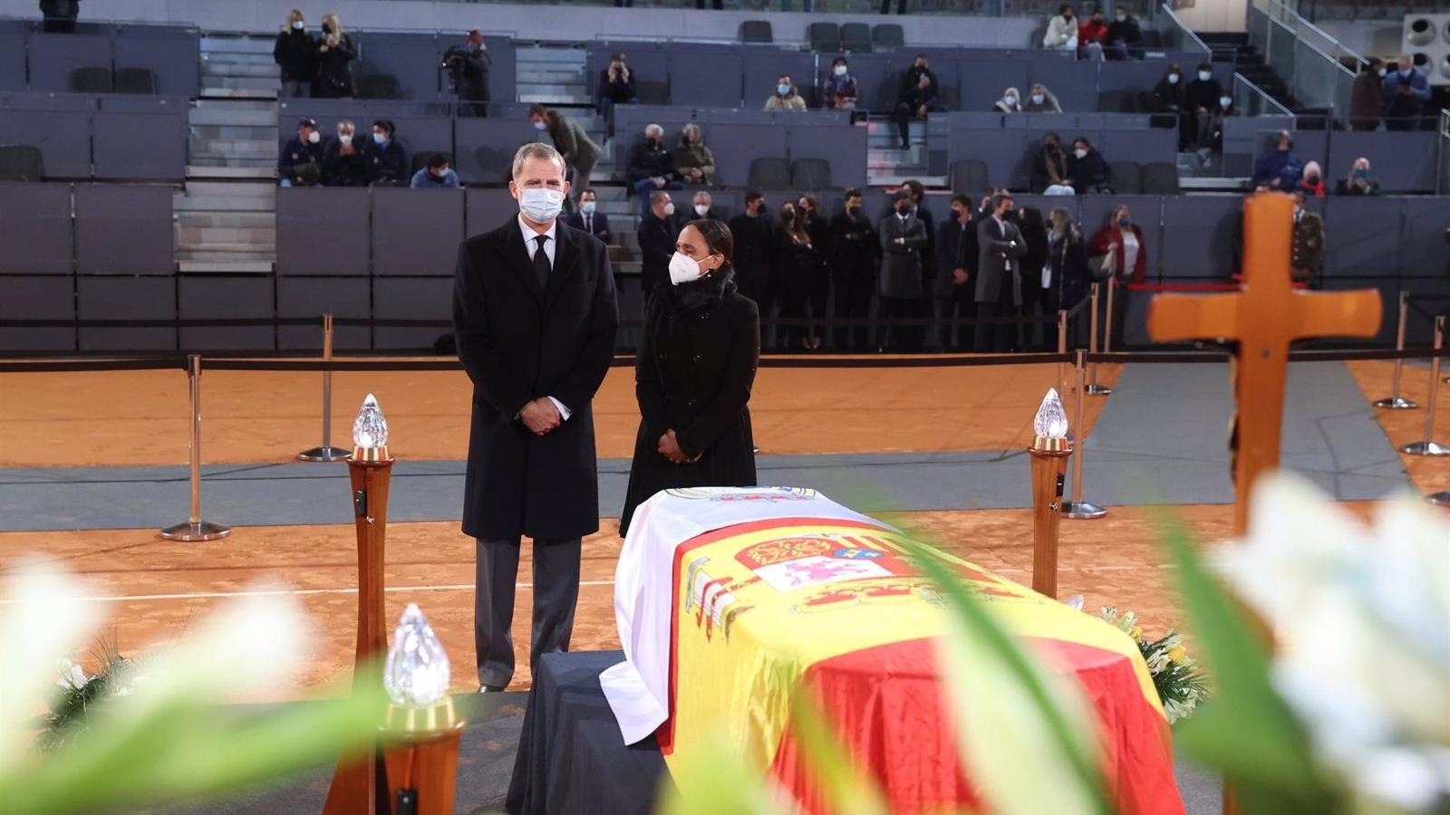 El Rey se despide de Manolo Santana en la capilla ardiente de Madrid