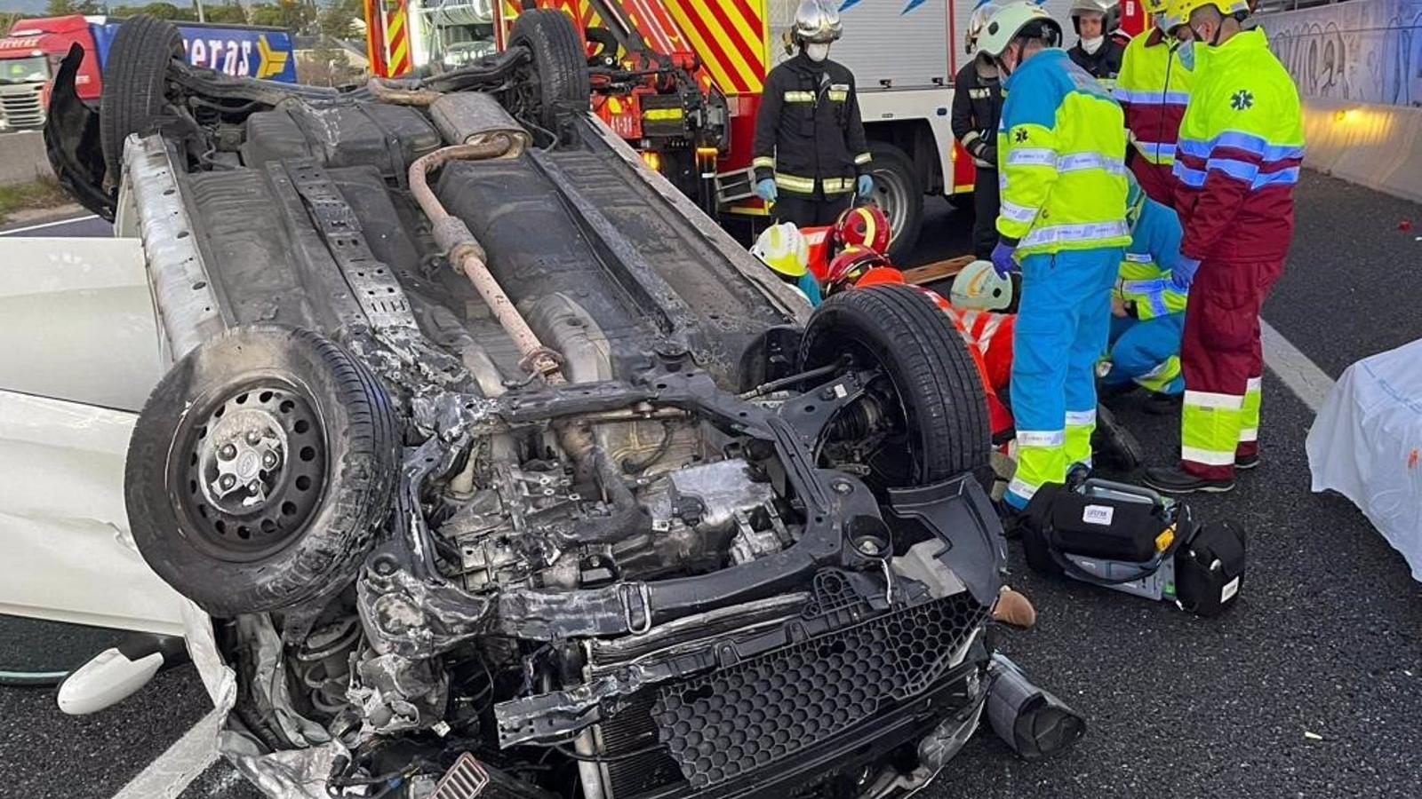Herida una conductora tras volcar su vehículo en la A-6 a la altura de Galapagar