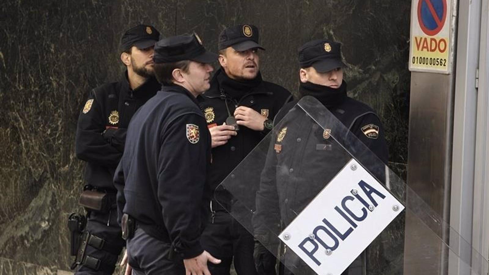 Tres detenidos por sustraer teléfonos móviles y bolsos a bordo de motocicletas