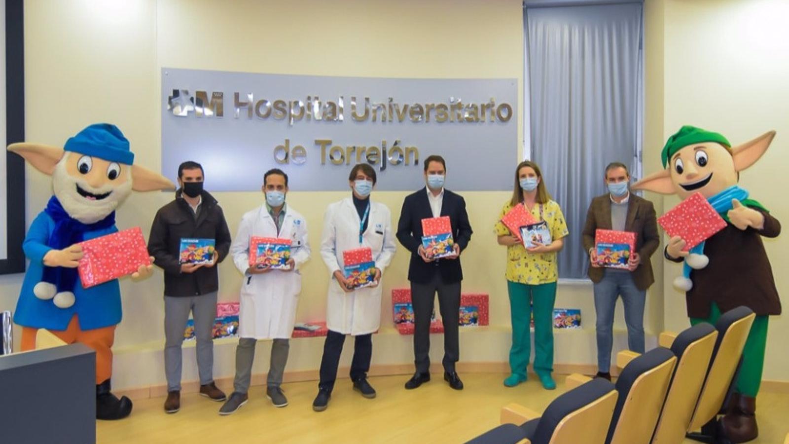 Los Guachis regalan sonrisas y juguetes a los niños ingresados en planta del Hospital de Torrejón