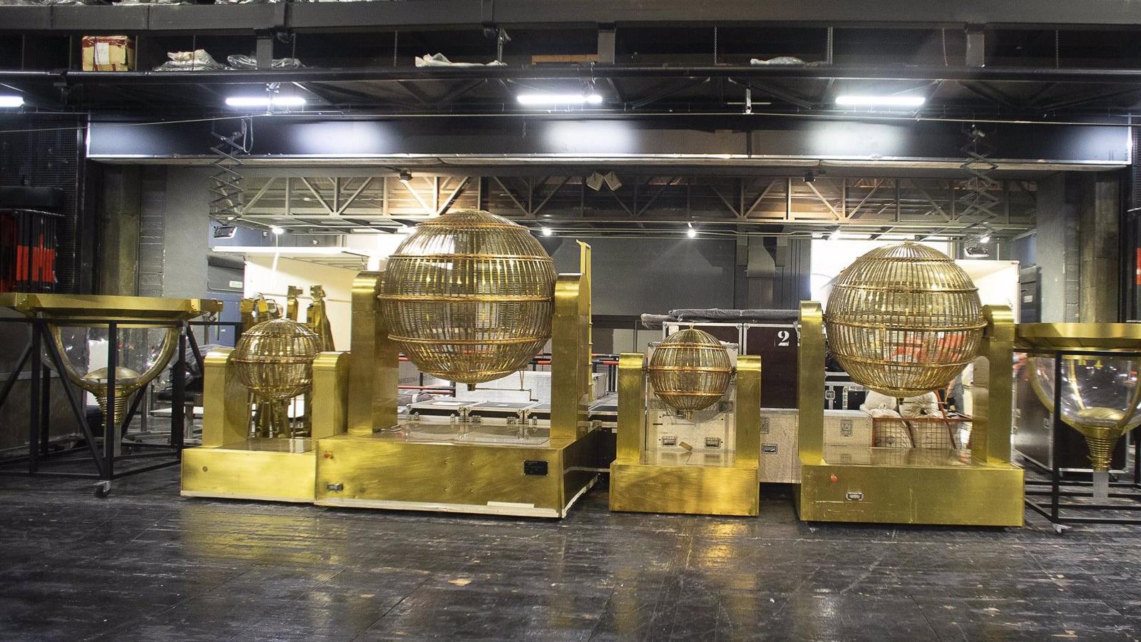 Los bombos del Sorteo Extraordinario de Navidad ya están en el Teatro Real