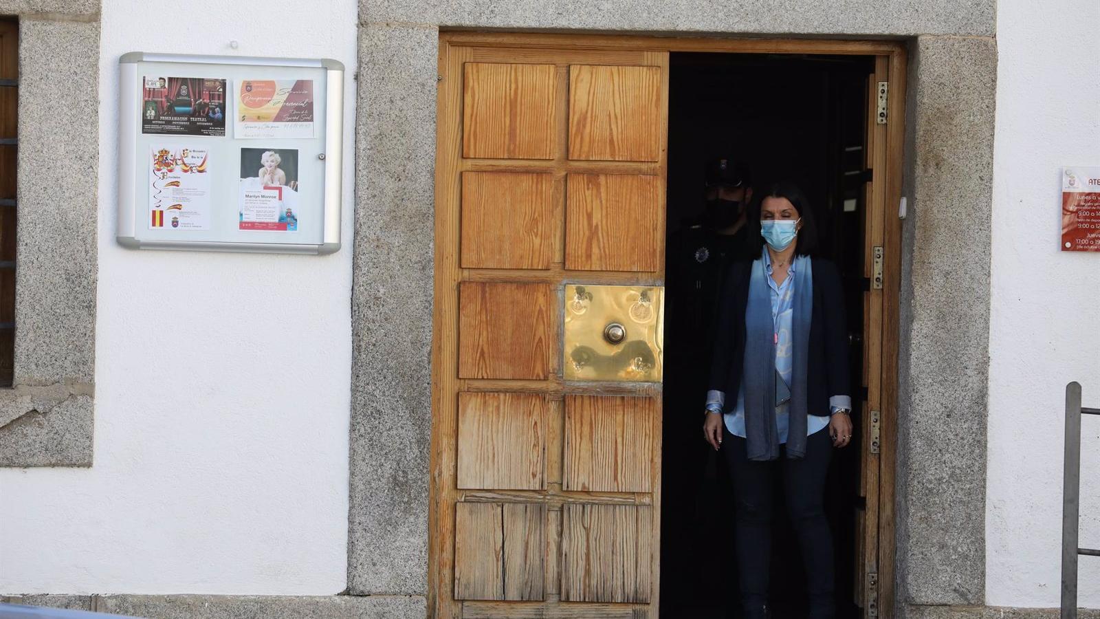 La alcaldesa de San Martín de Valdeiglesias censura el "bochornoso espectáculo" en el Pleno por los aplausos de familiares a los ediles detenidos