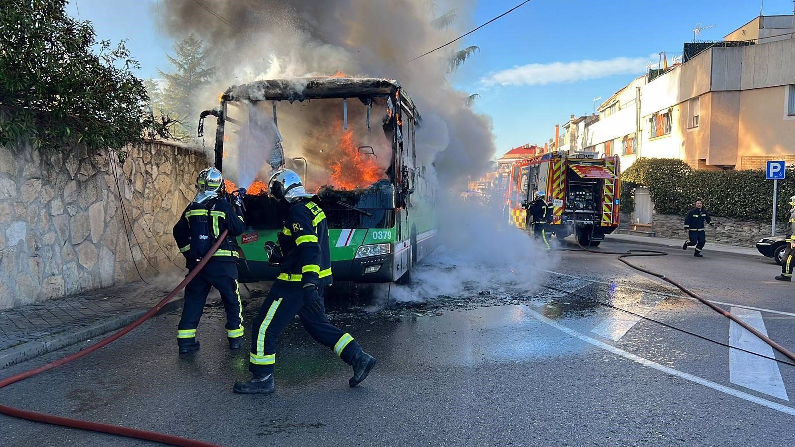 Arde completamente un autobús de transporte regular sin provocar heridos en el casco urbano de Pozuelo