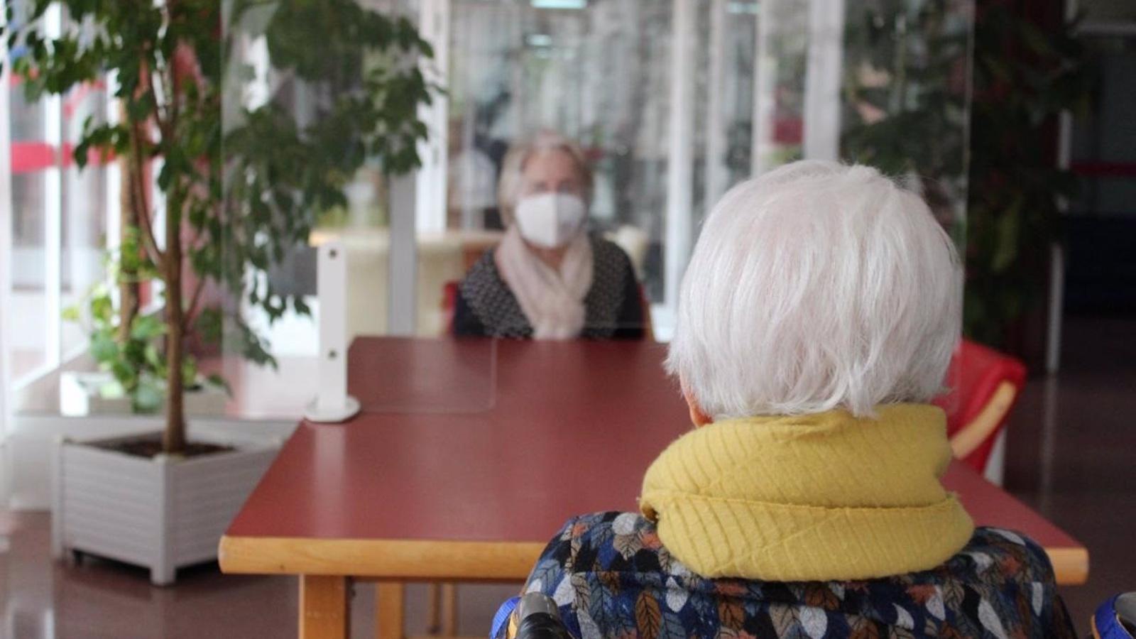 11 residencias sufren brotes de Covid y 72 mayores y empleados están contagiados, 10 de ellos en el hospital
