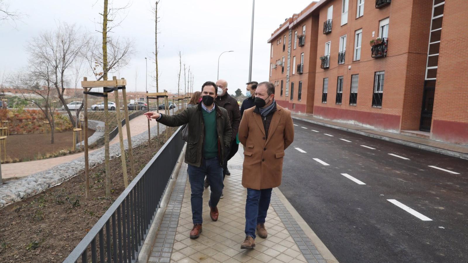 Un espacio degradado de 8.000 m2 transformado en una zona verde y estancial para los vecinos de Fuencarral