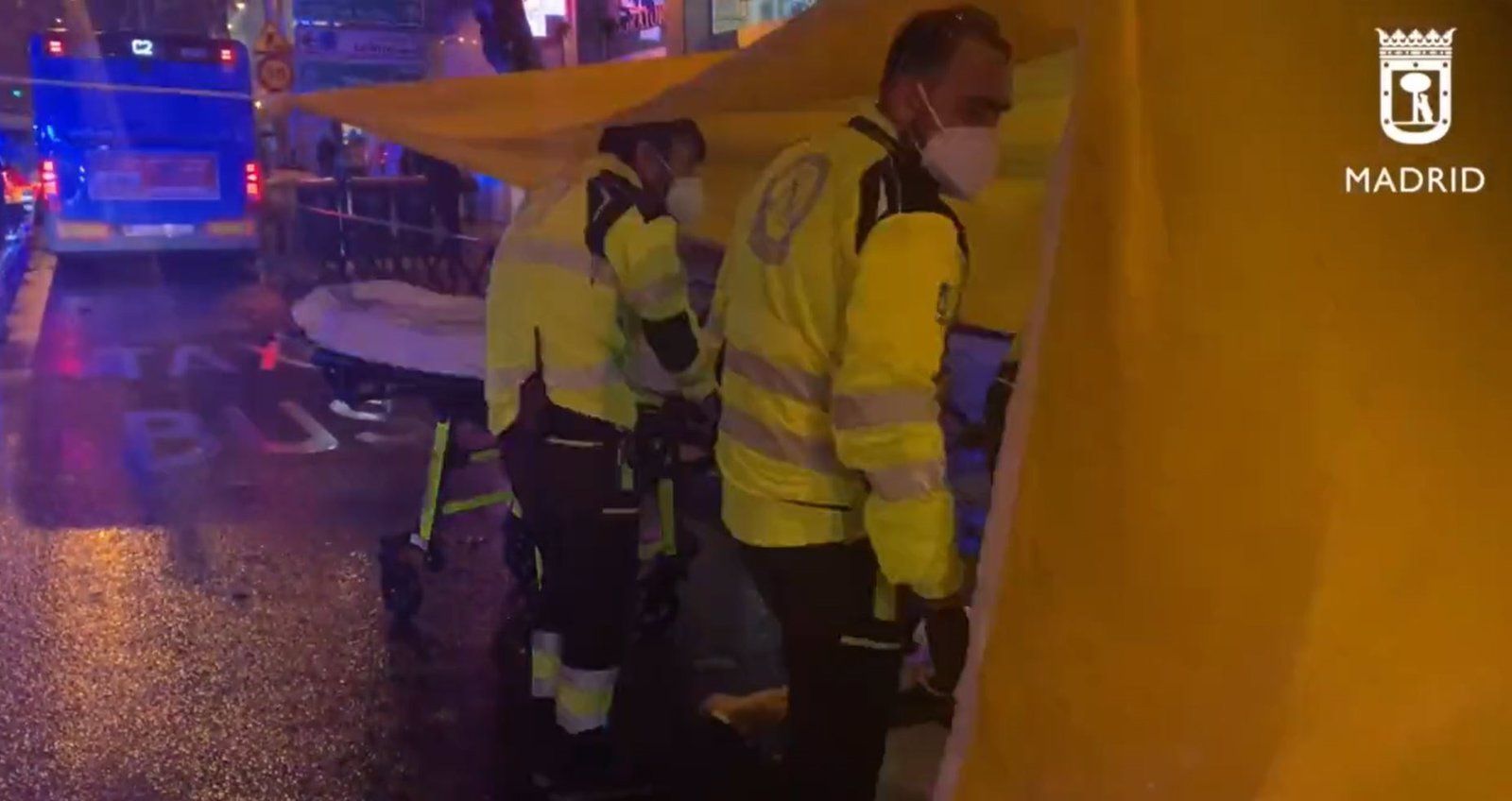 En estado grave un hombre de 60 años tras ser atropellado por un autobús de la EMT