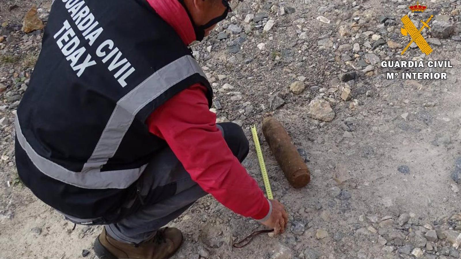La Guardia Civil destruye una bomba de aviación de la Guerra Civil en Boadilla