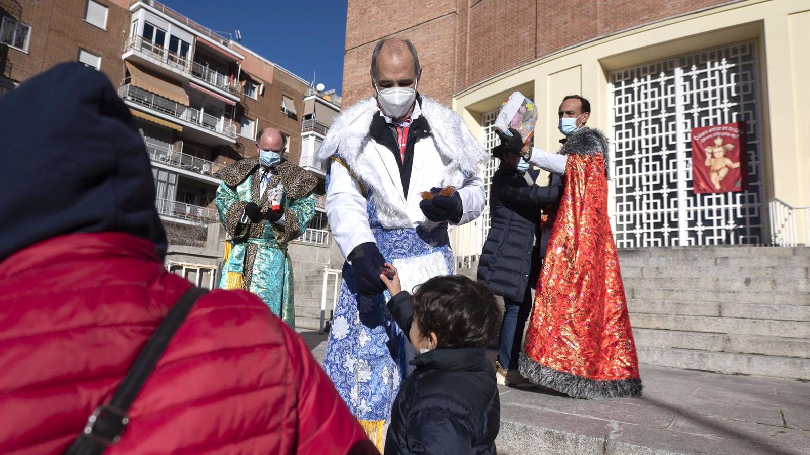 La Fundación Madrina reparte regalos a los niños de Cañada Real y de las "colas del hambre"