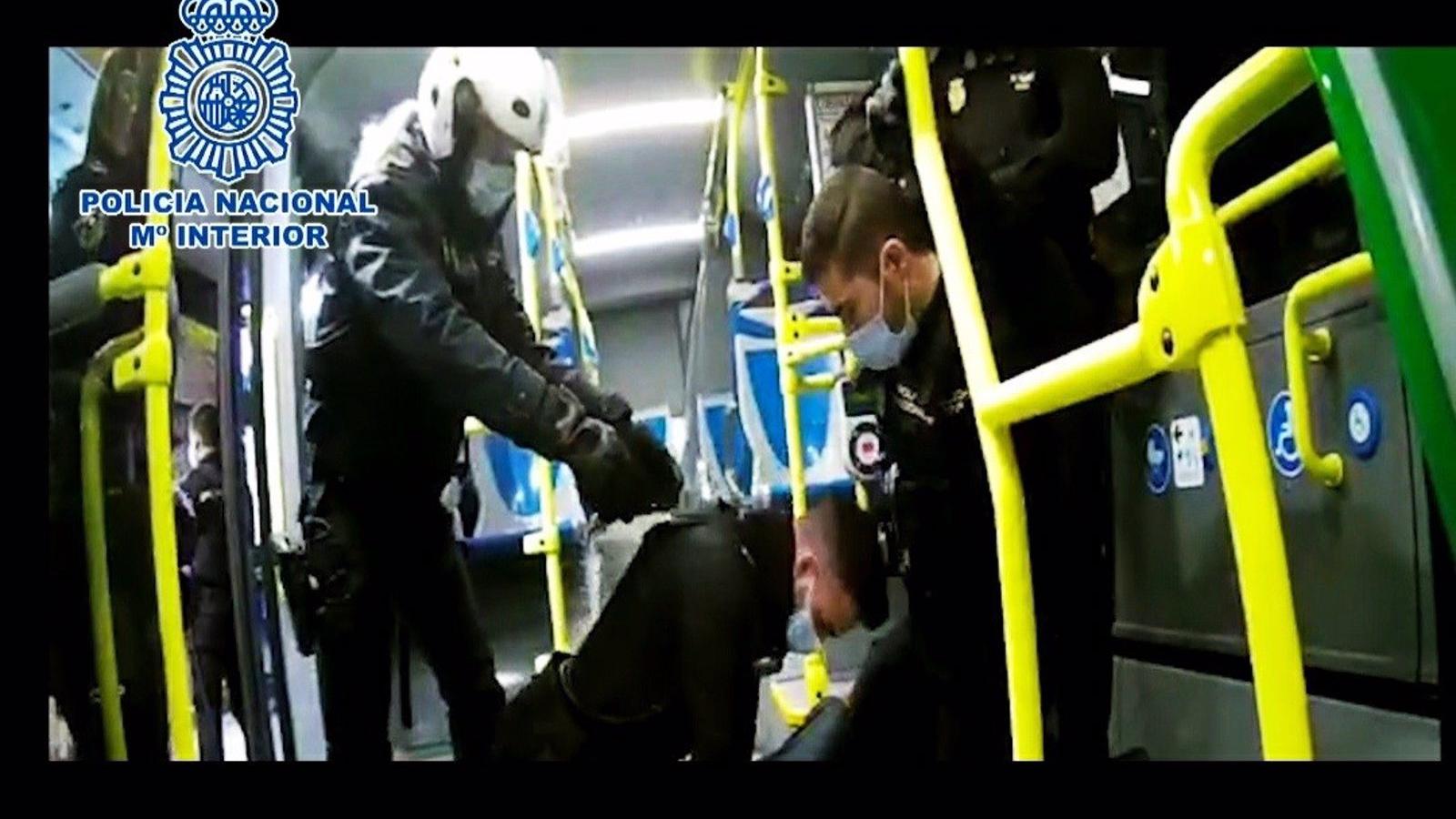 Policías salvan a la vida a un hombre que sufrió un paro cardiaco en un autobús de Madrid