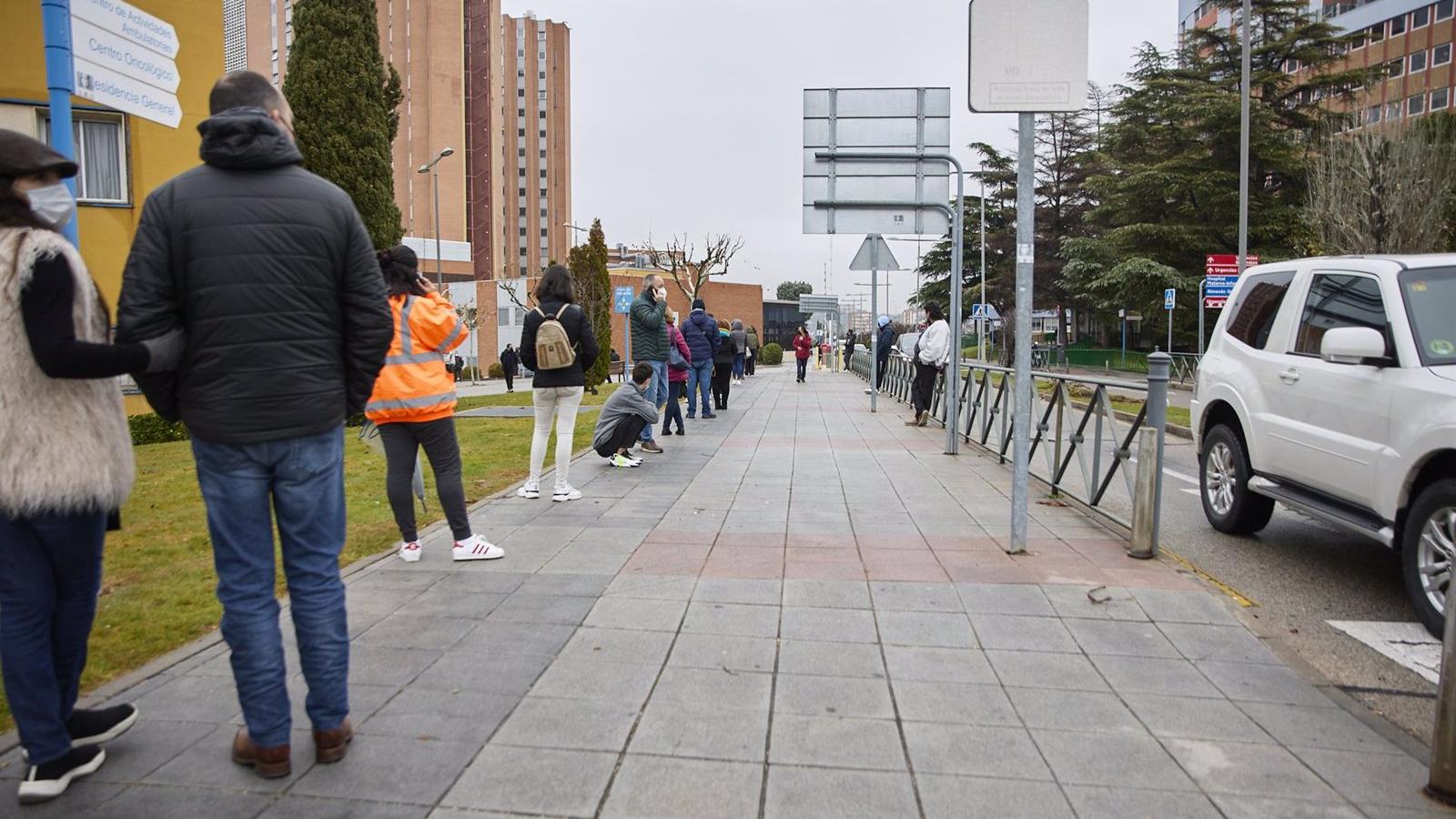 Los contactos estrechos vacunados con pauta completa estarán exentos de cuarentena y los que no la harán de siete días