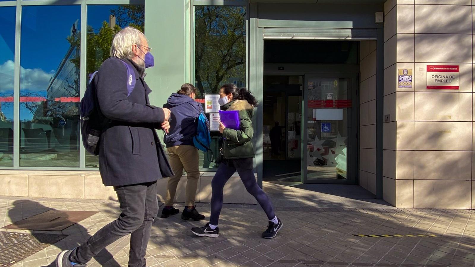 El paro en la Comunidad de Madrid baja un 15,45% en 2021, hasta situarse en los 365.707