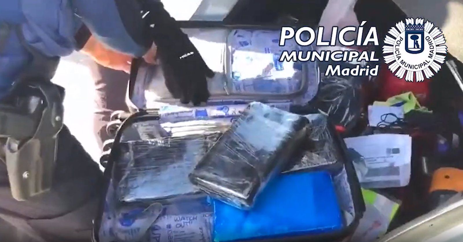 Pillan a dos personas con nueve kilos de cocaína en una maleta en un coche