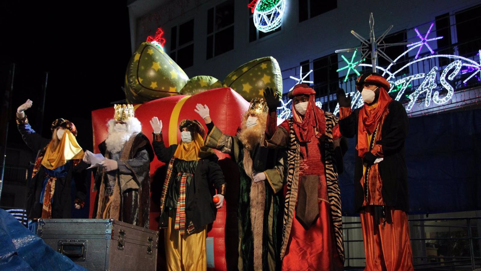 La lluvia no desluce a los Reyes Magos en su visita a los niños de Arganda del Rey
