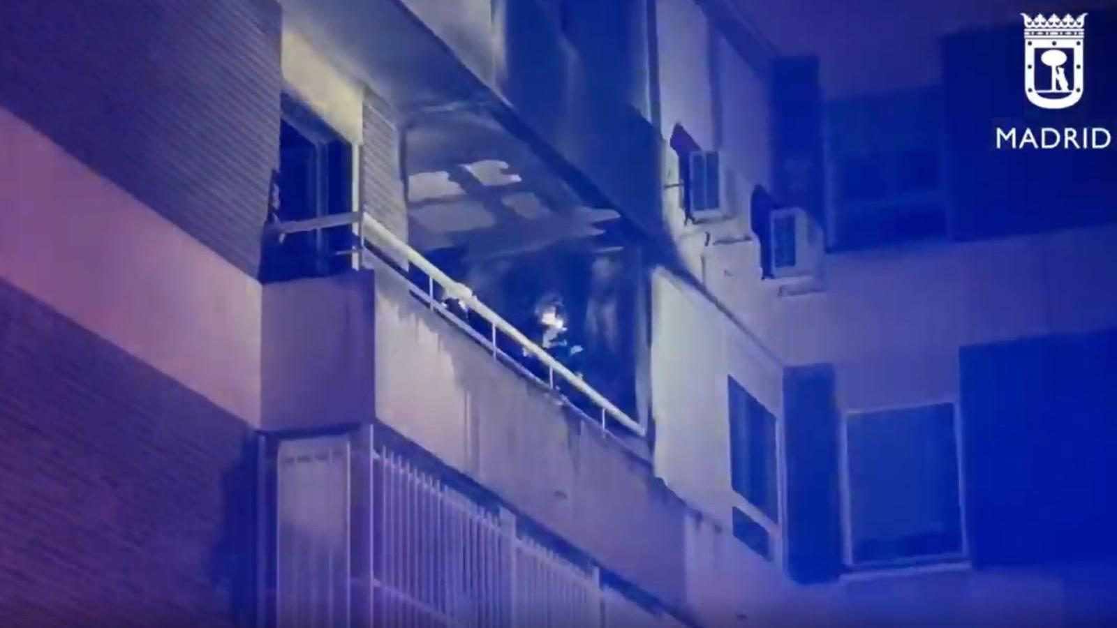 Dos heridos en el incendio de una vivienda en el barrio del Pilar