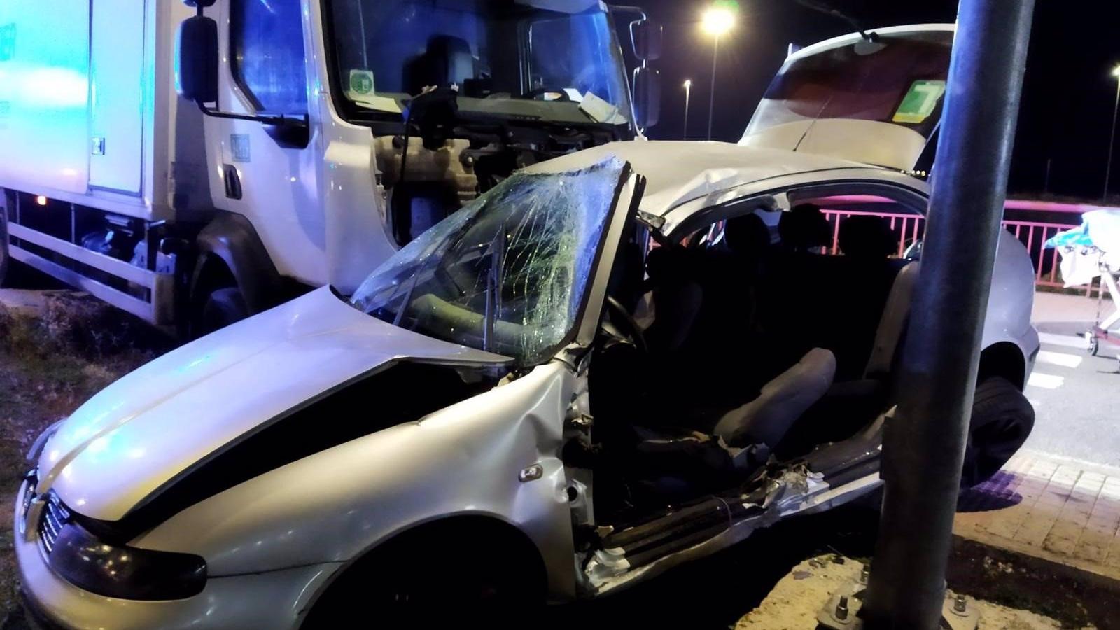 Fallece un hombre de 52 años tras una colisión entre un turismo y un camión en Alcalá