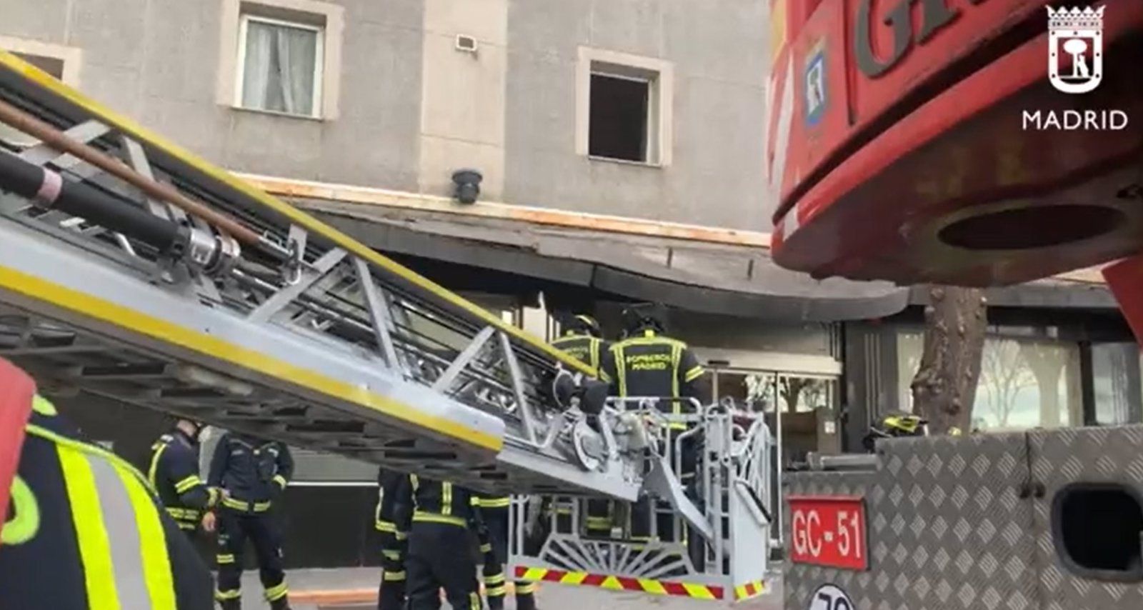 Bomberos de Madrid trabajan para asegurar la marquesina de un hotel en Paseo de la Chopera