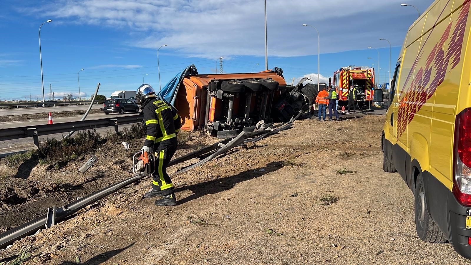 Vuelca un camión y esparce la arena que llevaba en una de las incorporaciones a la M-50