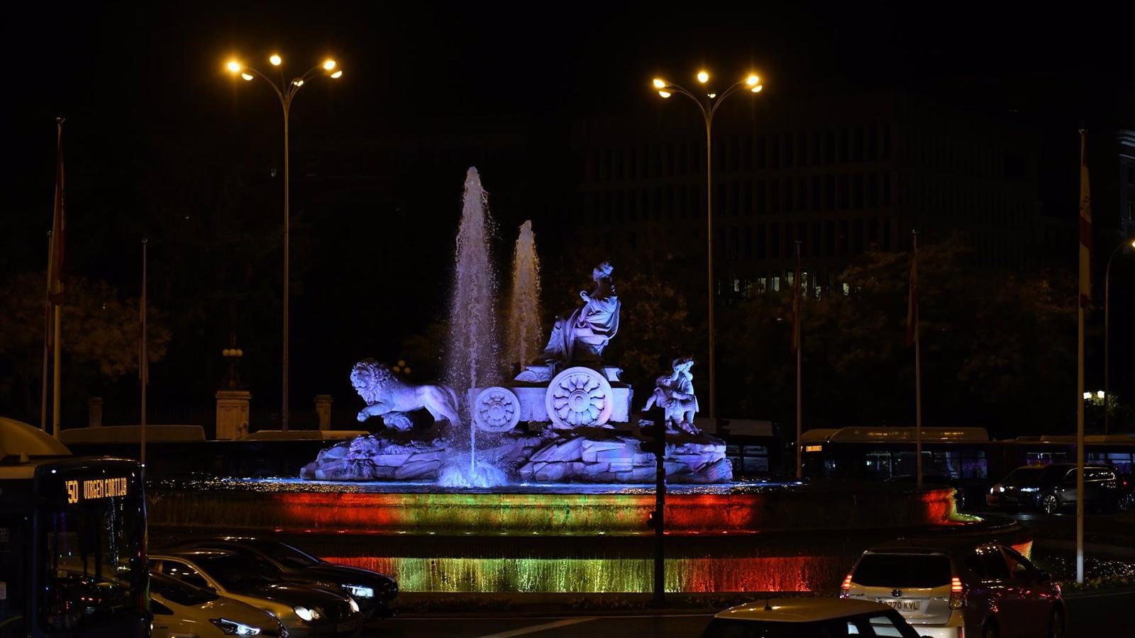 La Policía saca de la fuente de la Cibeles a un hombre que se coló borracho de madrugada