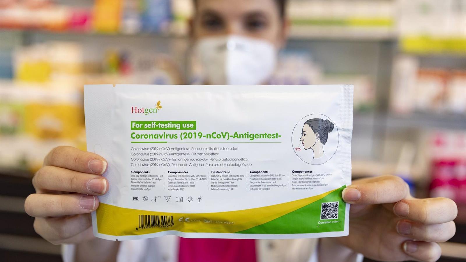 Las farmacias han recibido cinco millones de test de antígenos y han repartido 2,7 millones entre los madrileños