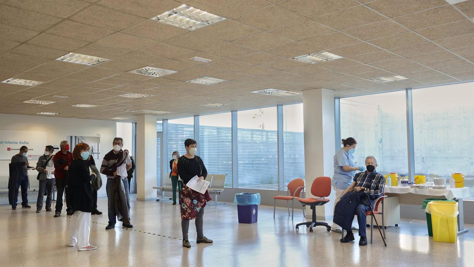 Los madrileños de 40 a 44 ya pueden pedir cita para recibir la tercera dosis