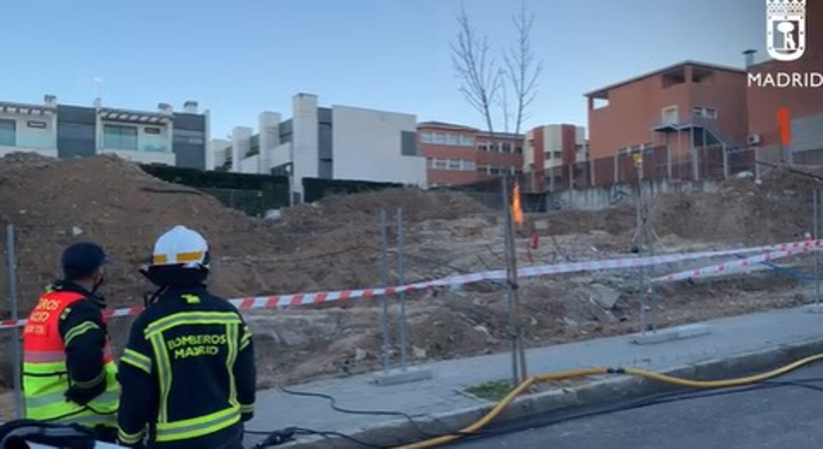 Los bomberos se retiran tras finalizar la quema controlada del gas propano que escapó de una obra en Mirasierra