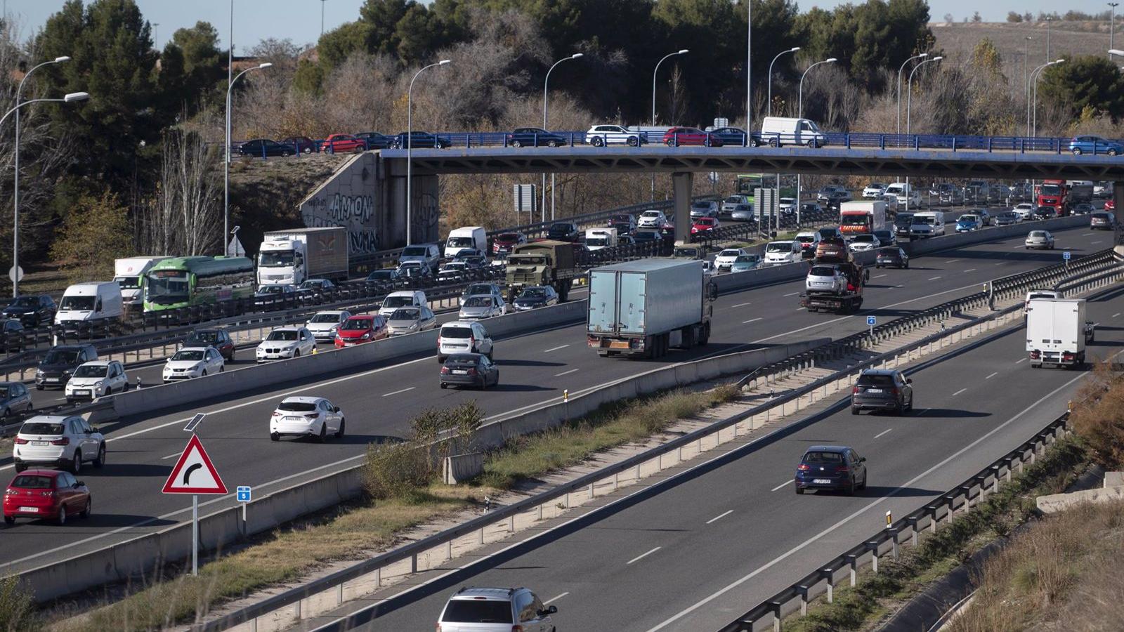 Sofocado el incendio de un vehículo en la A-3 que ha provocado retenciones de dos kilómetros